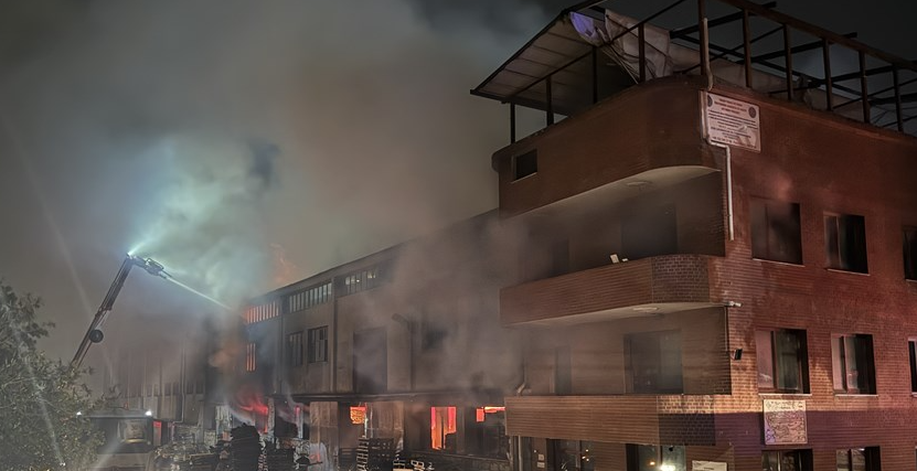 Adana’da parke fabrikası alevlere teslim oldu: Yangın kontrol altına alındı
