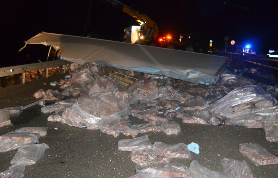 Aksaray'da et yüklü tır bariyere çarptı: Sürücü hayatını kaybetti