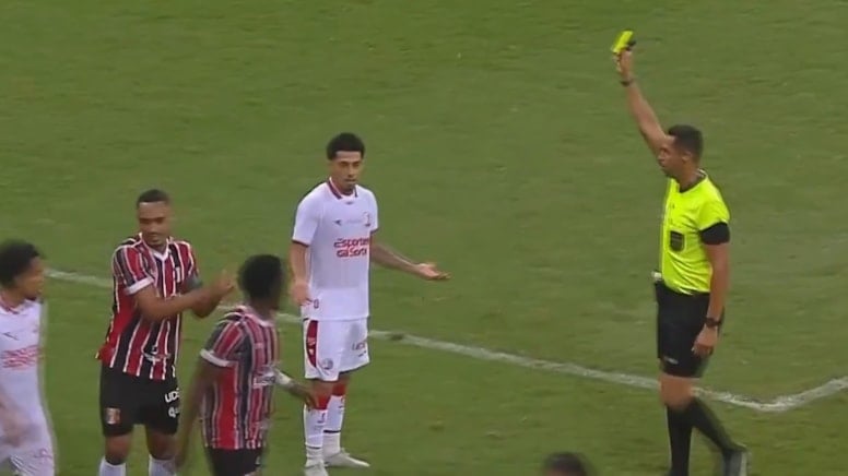 Futbol maçında ilginç olay! Çalım attı diye sarı kart gördü