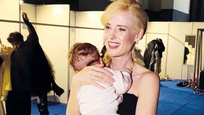 Ünlü oyuncu defileye dört aylık oğlu ile katıldı