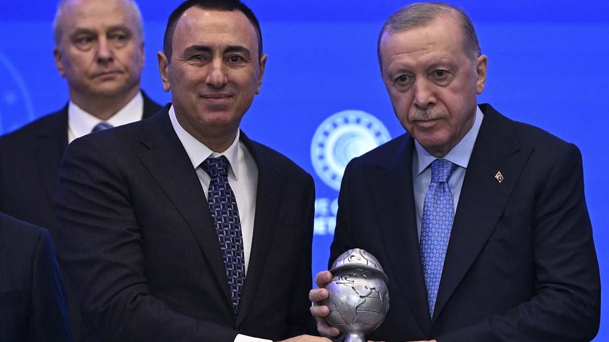 Dolandırıcılıktan ceza alan patron Erdoğan'ın elinden ödül aldı