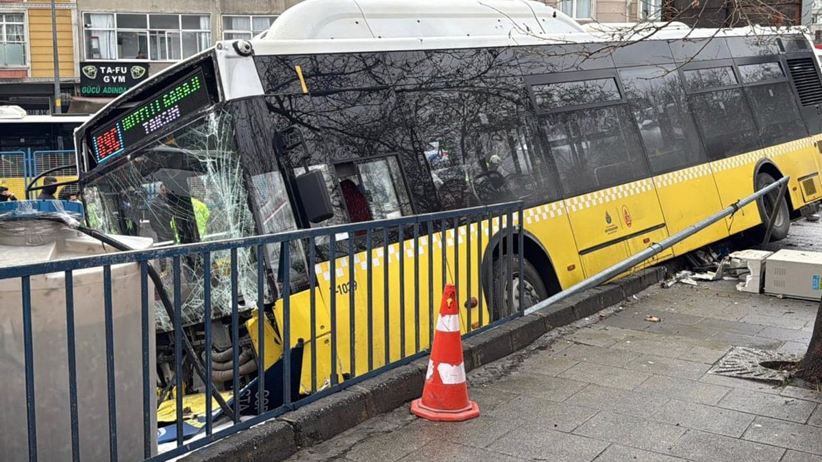 Esenler'de İETT otobüsü otoparka daldı