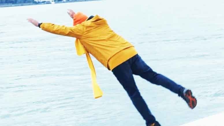 Ünlü şarkıcı buz gibi havada Boğaz'da denize atladı