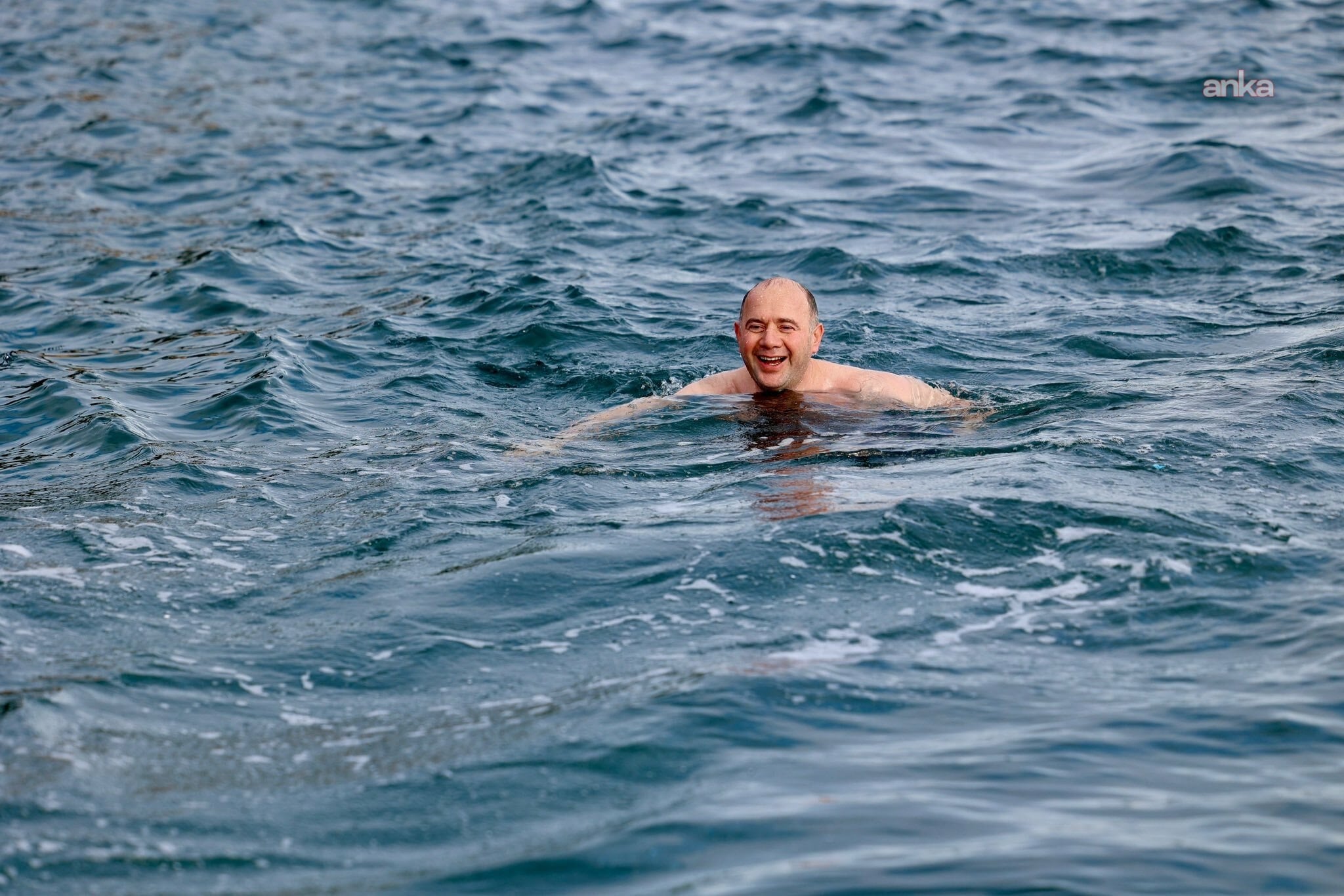 Vali, ocak soğuğunda denize girdi