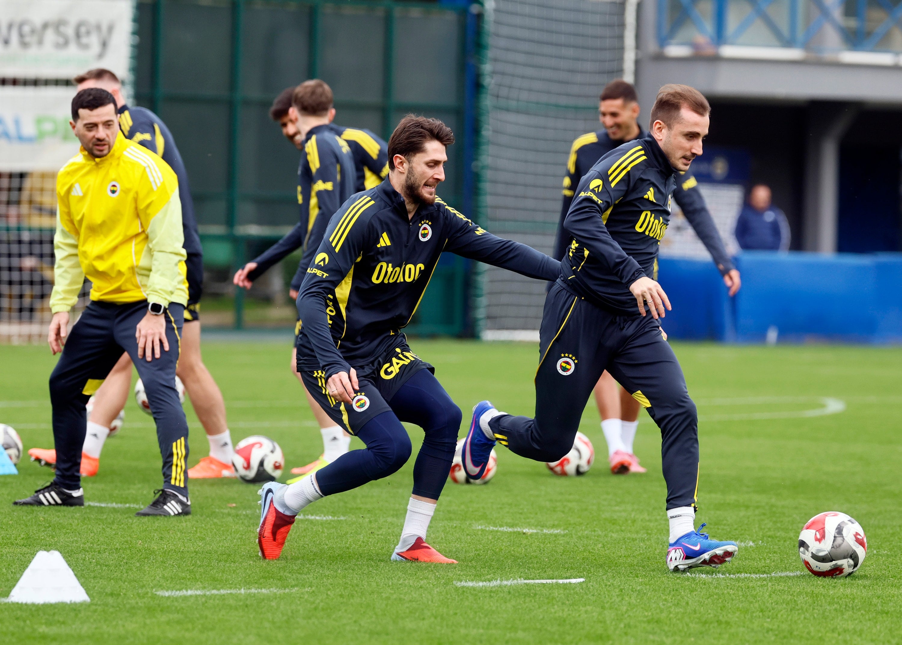 Fenerbahçe, kamp kadrosunu açıkladı! 12 eksik var