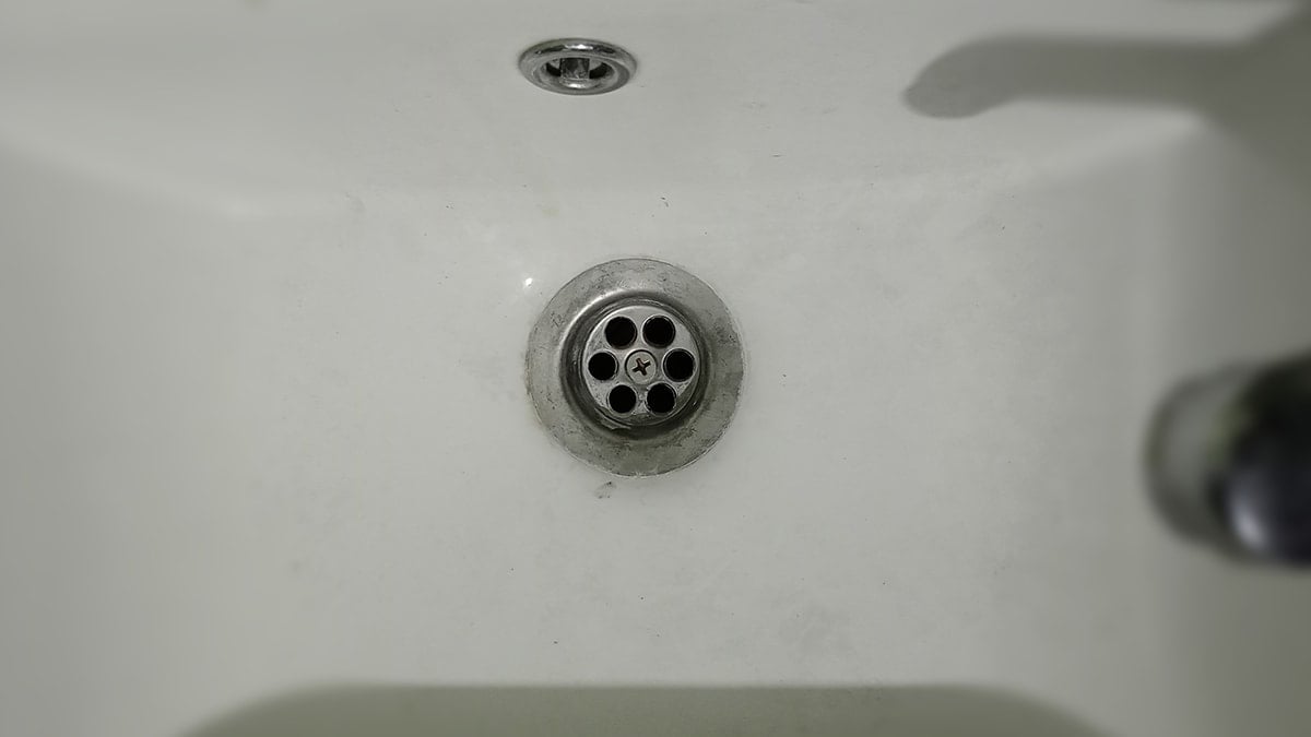 Sirke ve karbonata gerek yok: 1 bardak dökün, giderler anında açılacak