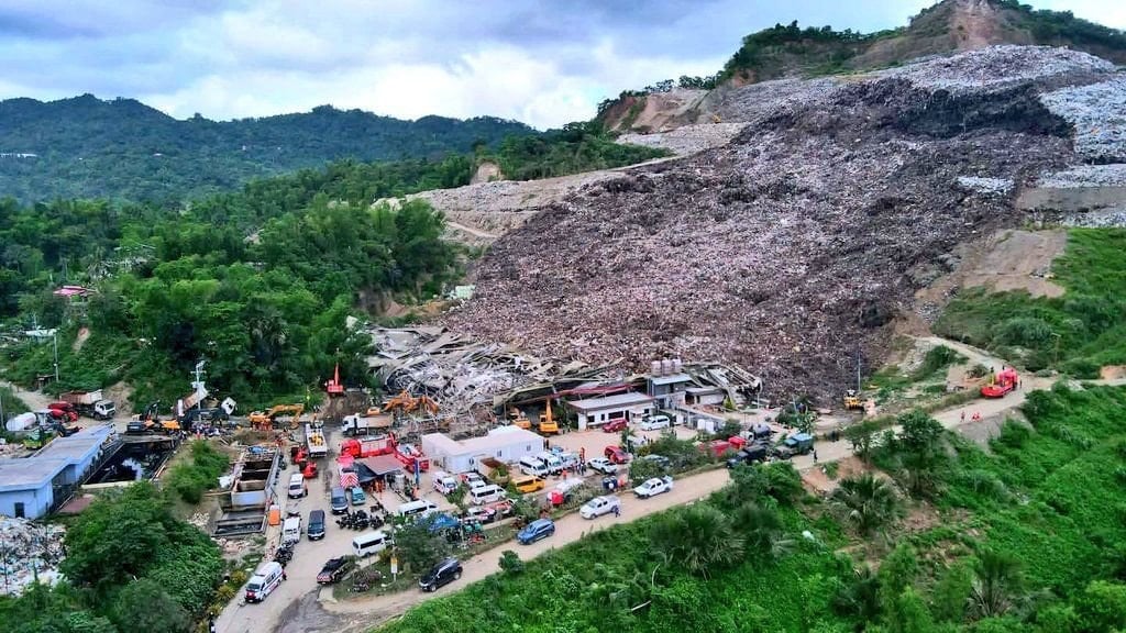 Çöplük dağı başlarına çöktü: 30 kişi hala enkaz altında
