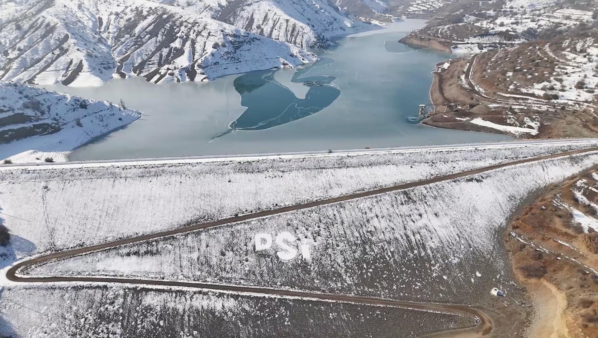 Erzincan’da Göyne Baraj Gölü buz tuttu