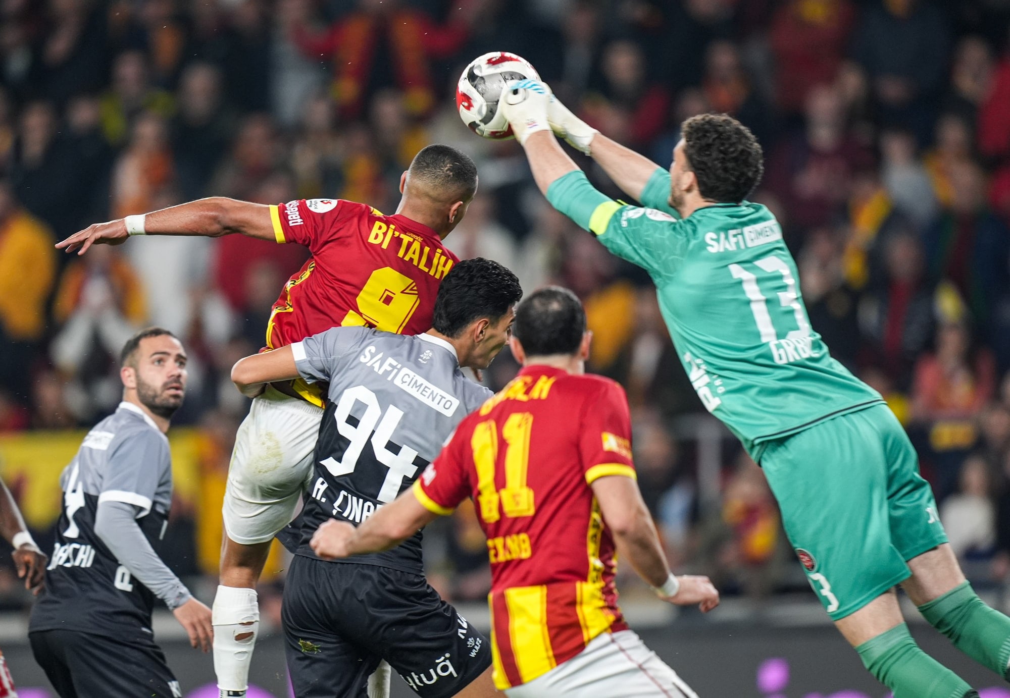 Göztepe evinde Fatih Karagümrük'ü mağlup etti