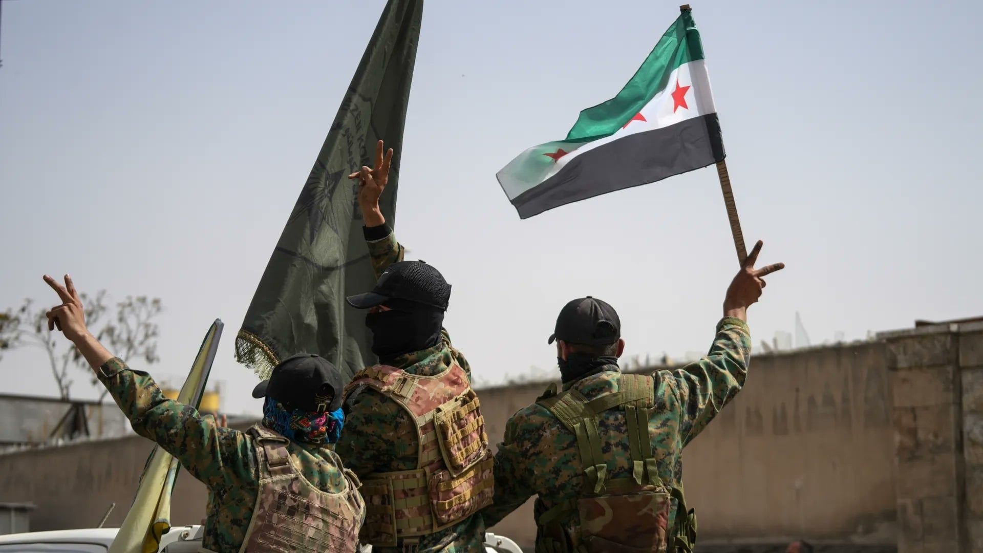 SDG'liler teker teker teslim oluyor: Suriye Ordusu Şeyh Meksud'u ele geçirildi