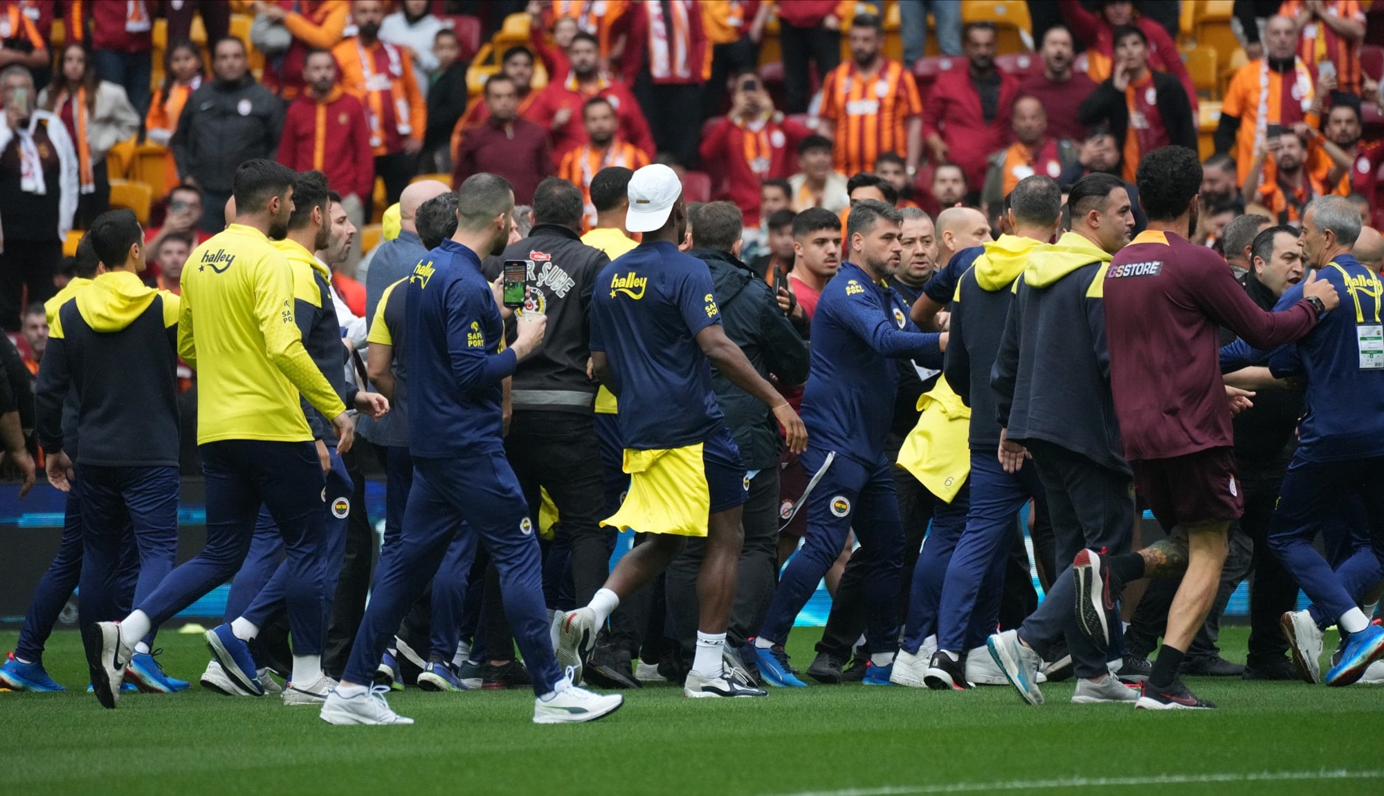 Oosterwolde ve Mert Hakan Yandaş'a hapis cezası