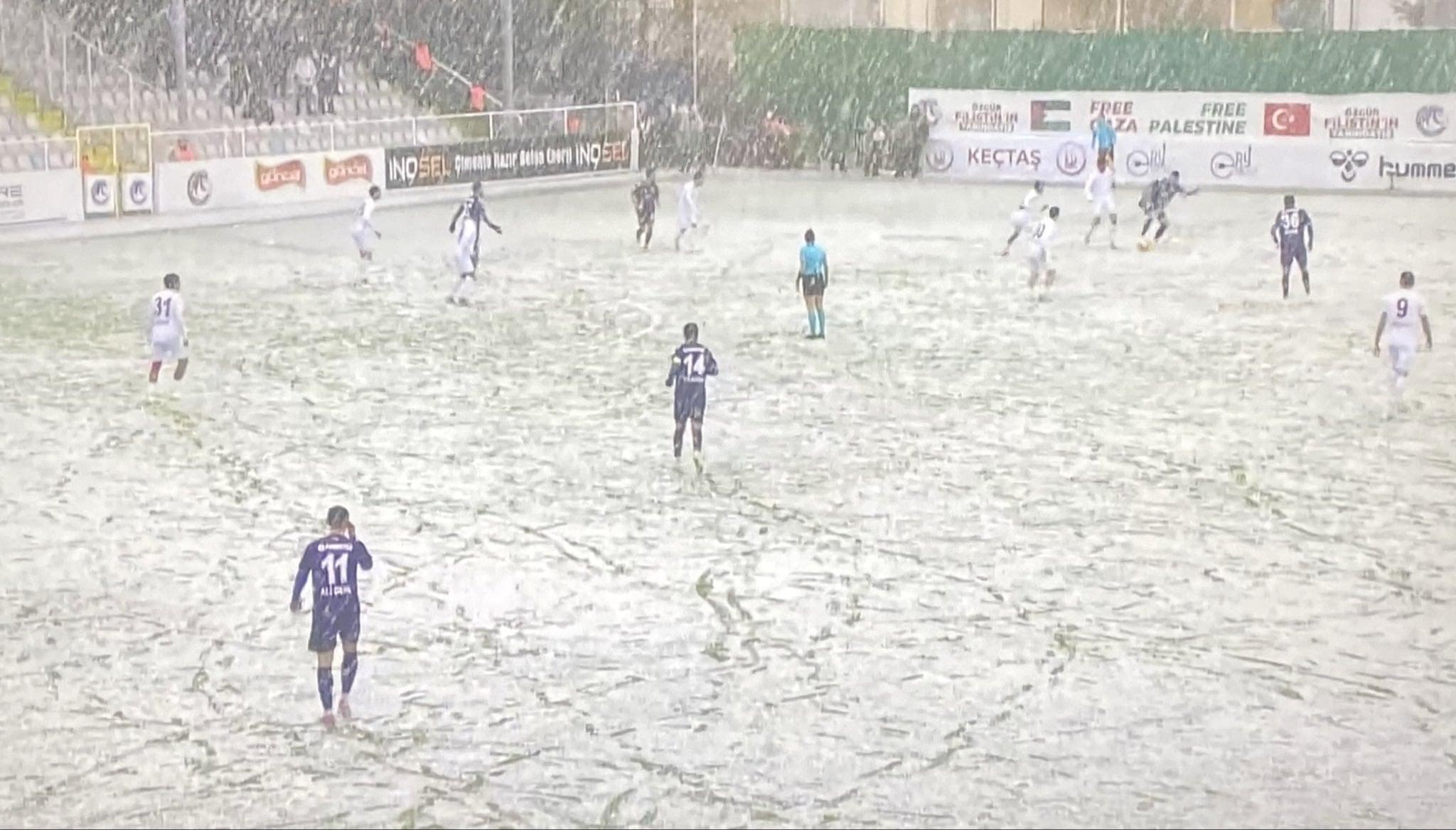Ankara'daki maçta göz gözü görmedi! Yoğun kar yağışı