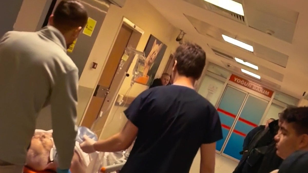 Tekstil fabrikasında makinenin üzerinden kafa üstü düştü