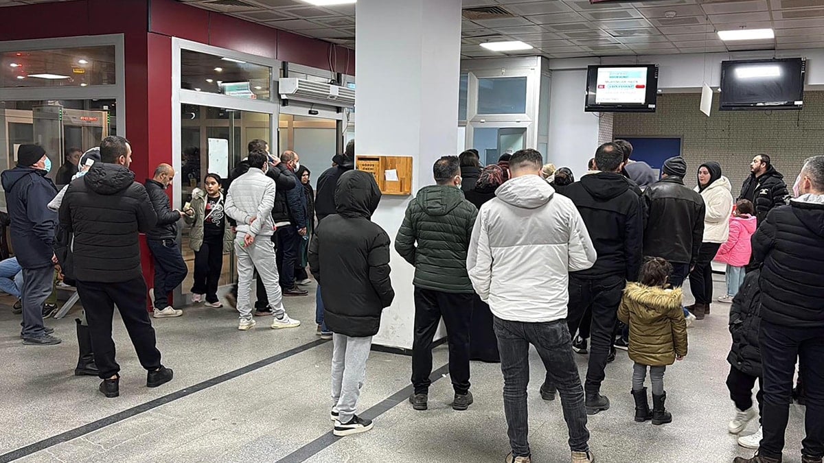 Hastanelerin acilleri doldu taştı, uzun kuyruklar oluştu! 'Zorunlu değilse evden çıkmayın'