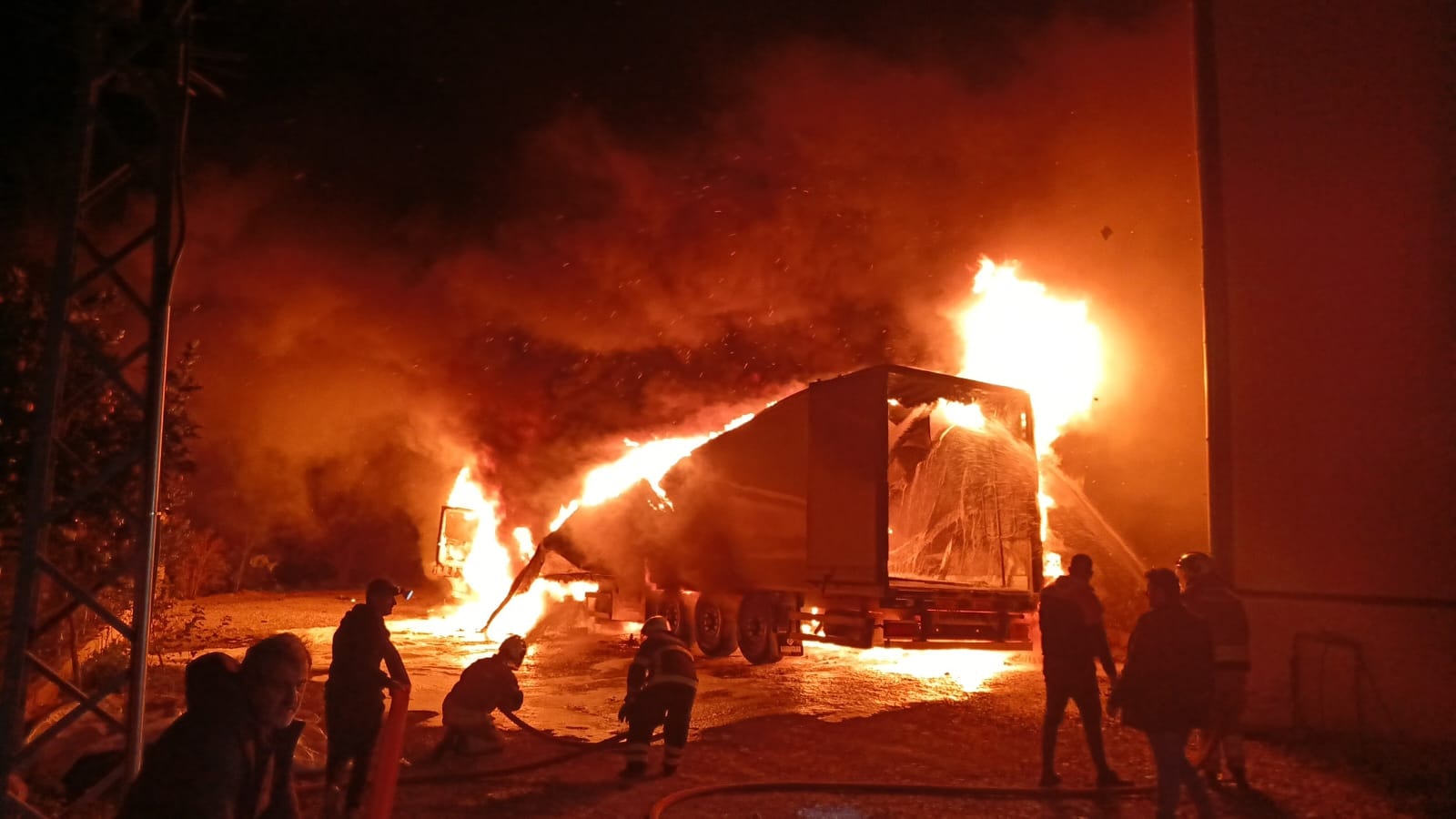 Hatay'da park halindeki TIR küle döndü