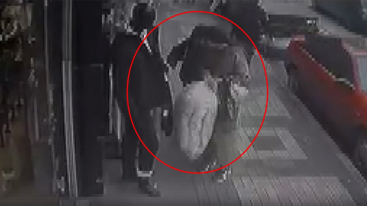 Mağaza önündeki kıyafetleri iki kadının böyle çaldı