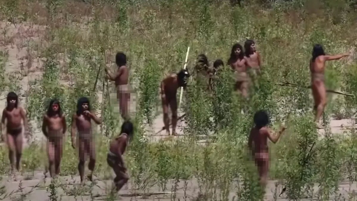 Dünyadan izole kabile ilk kez böyle görüntülendi