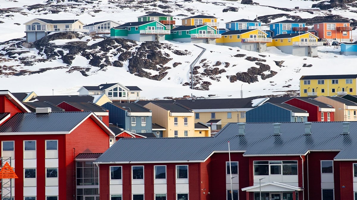 Güneşin hiç batmadığı bu kasabada kimse ışığa bakmıyor