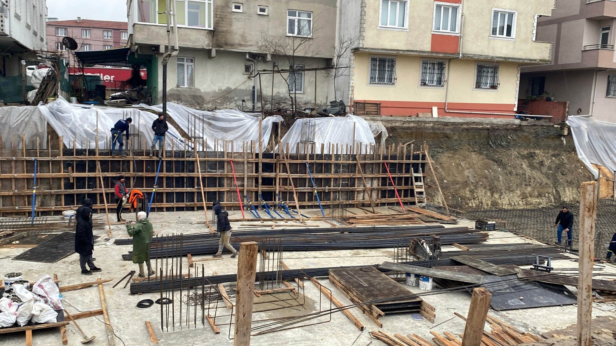 Üç binada panik anları: : 25 kişi tahlyie edildi