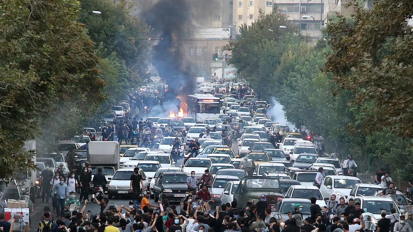 Komşuda sokaklar alev alev! Ölü sayısı hızla artıyor