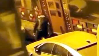 Sokak ortasında tekme tokat dövdü, sonra sarıldı! Pes dedirten olay