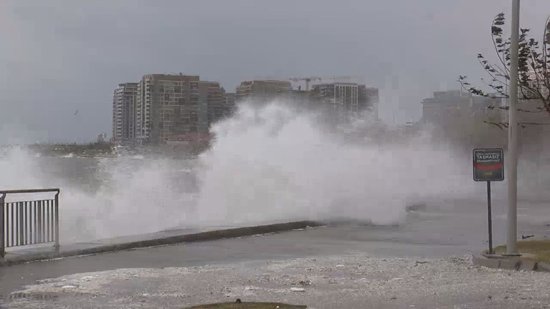 İstanbul'un lodos kıyameti! Tekneler battı, çatılar uçtu, sokakta kimse yürüyemiyor