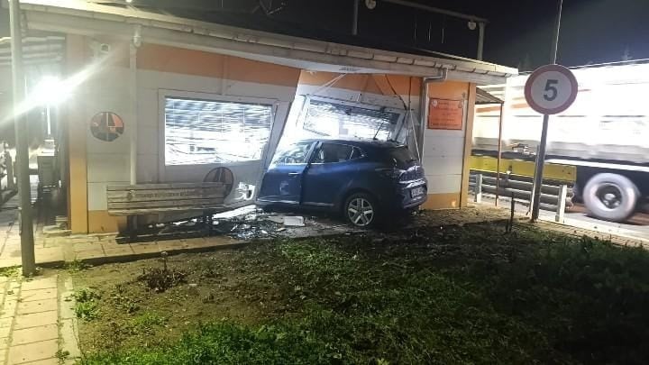 Otomobil KGM'nin kantar binasına daldı! Görevli personel öldü