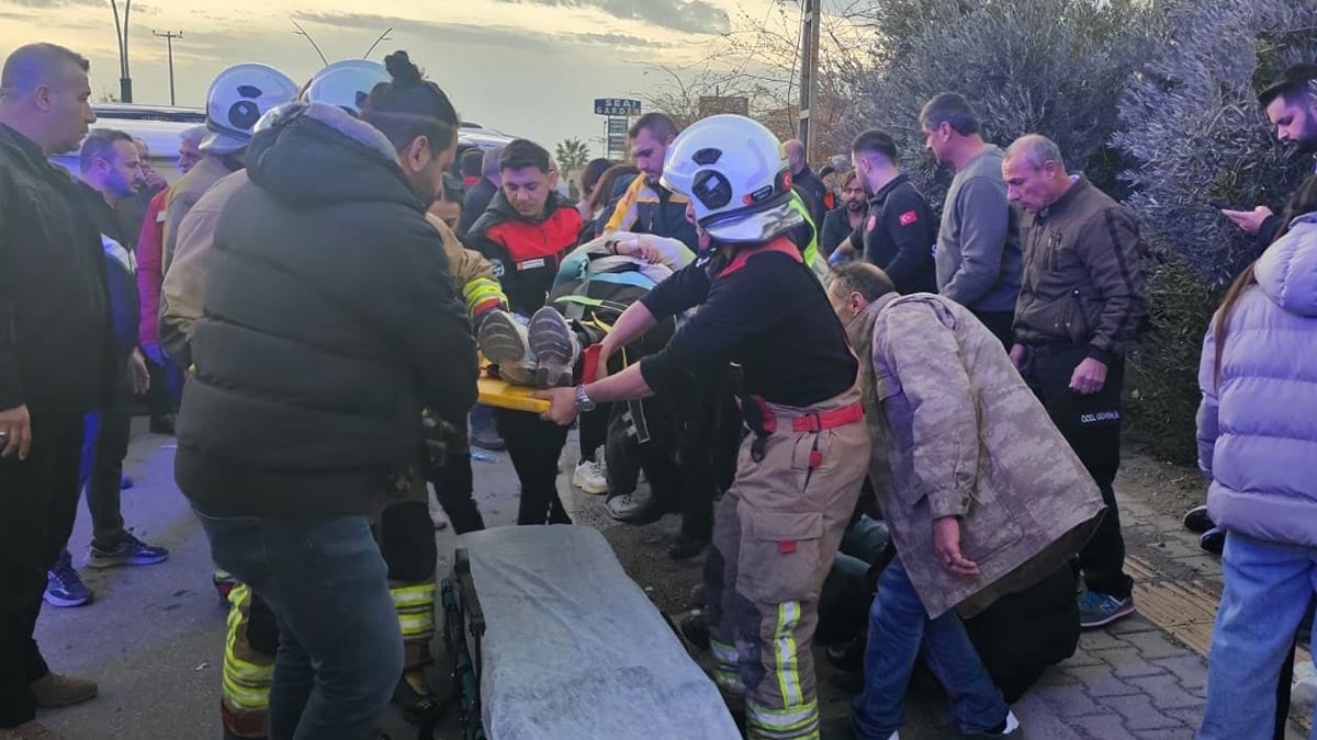 TIR'la çarpışan minibüs devrildi, 14 kişi yaralı