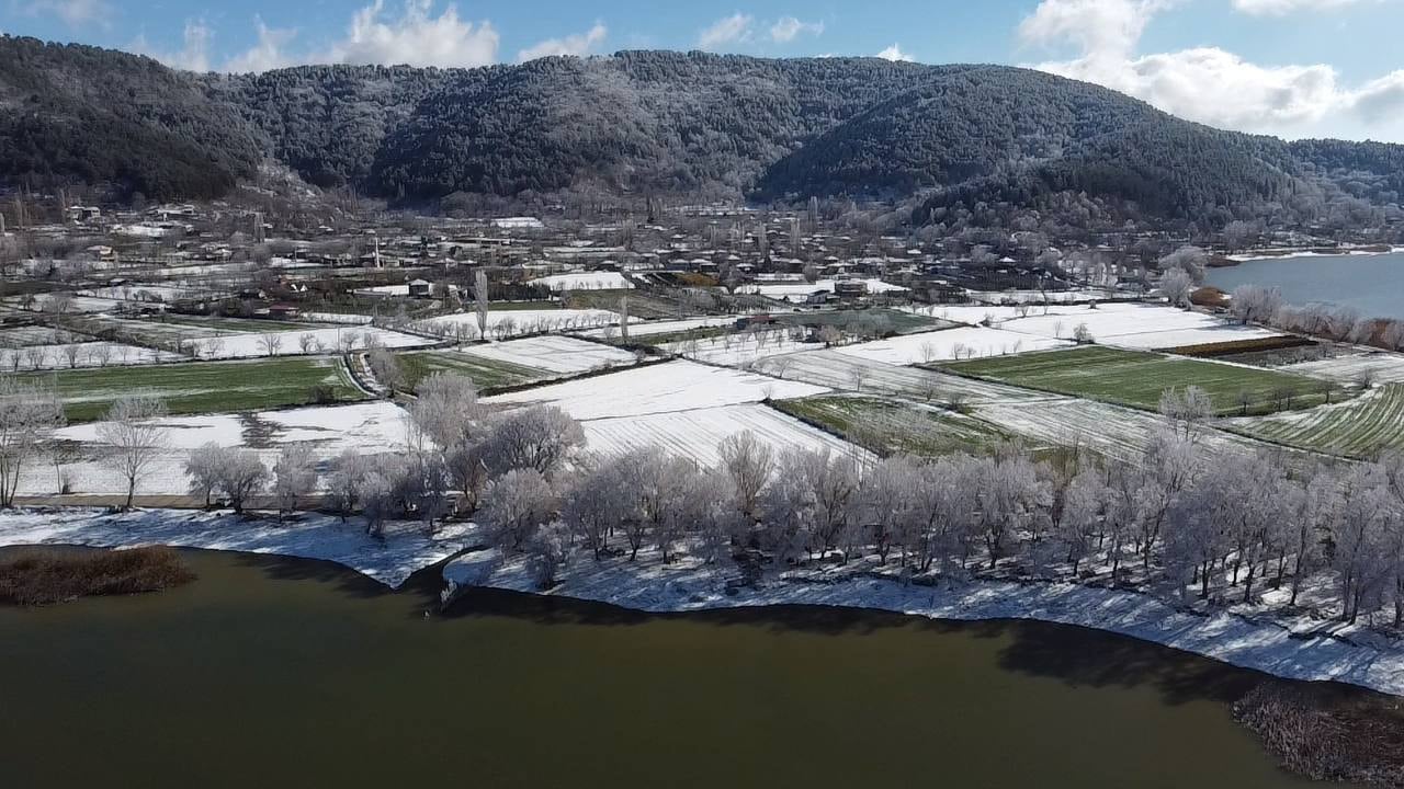 İzmir'in ilçesine kar yağdı, vatandaşlar oraya akın etti