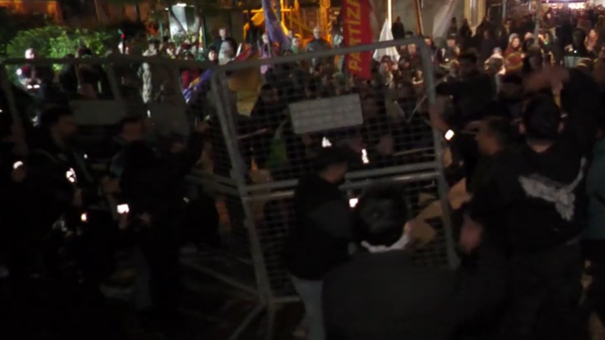 İzmir'deki Suriye eylemlerine polis müdahalesi! Gözaltılar var