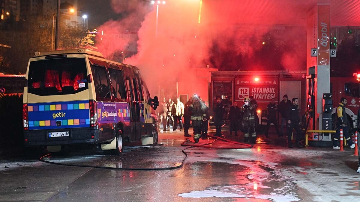 Kağıthane’de benzin İstasyonunda yangın: 2 minibüs küle döndü