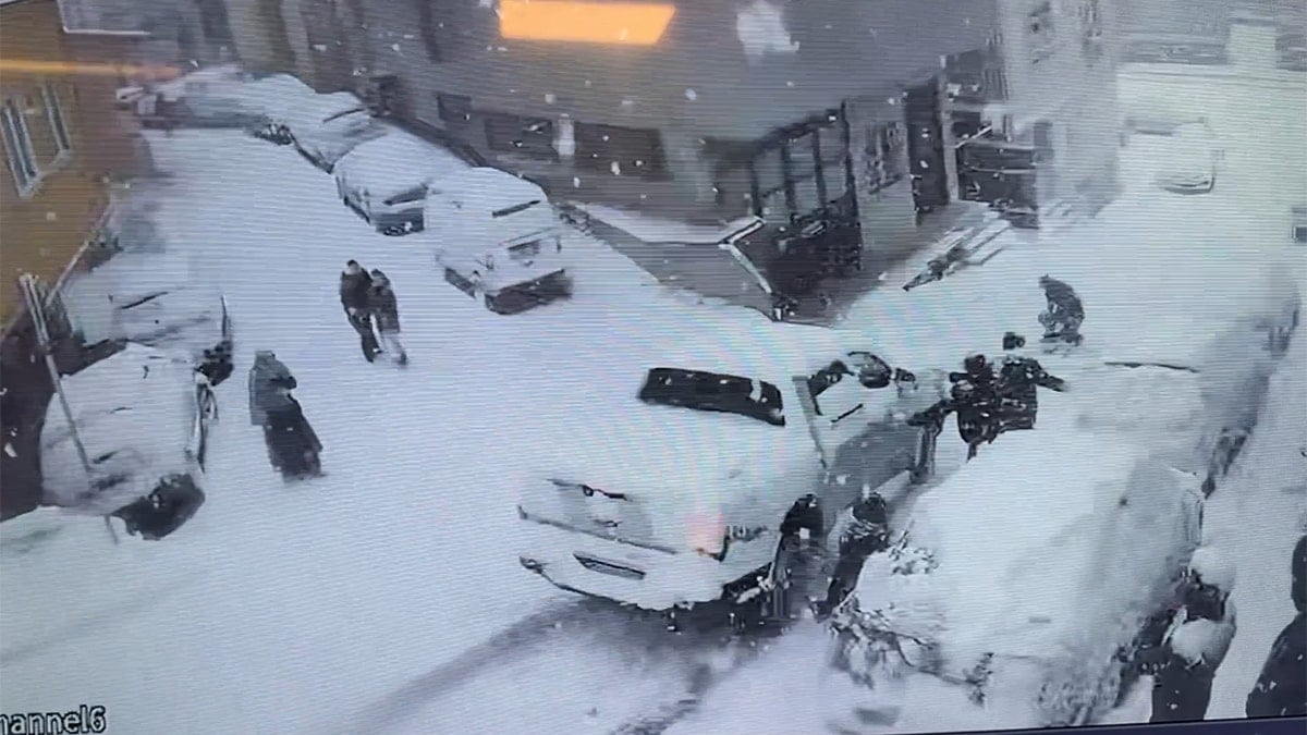 Kağıthane'de faciaya ramak kaldı! Yokuştan kayan kamyonet çocuklara çarptı