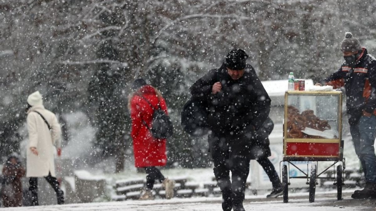 İstanbul'un 6 ilçesinde kar etkili oluyor
