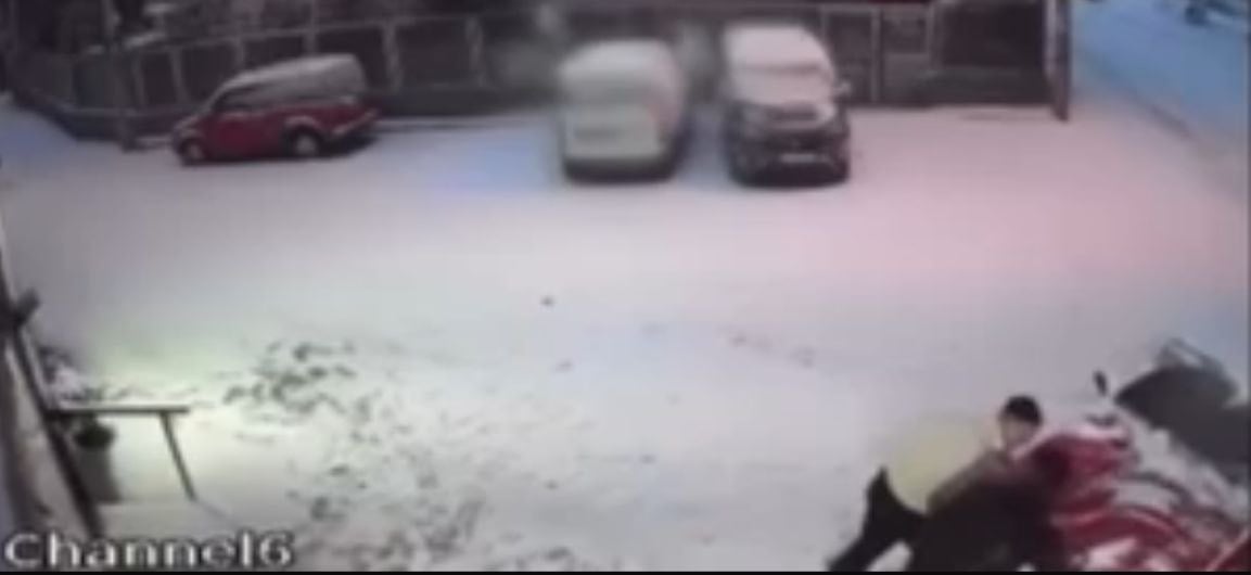 Buzlanan yolda kayan otomobili böyle durdurdular!