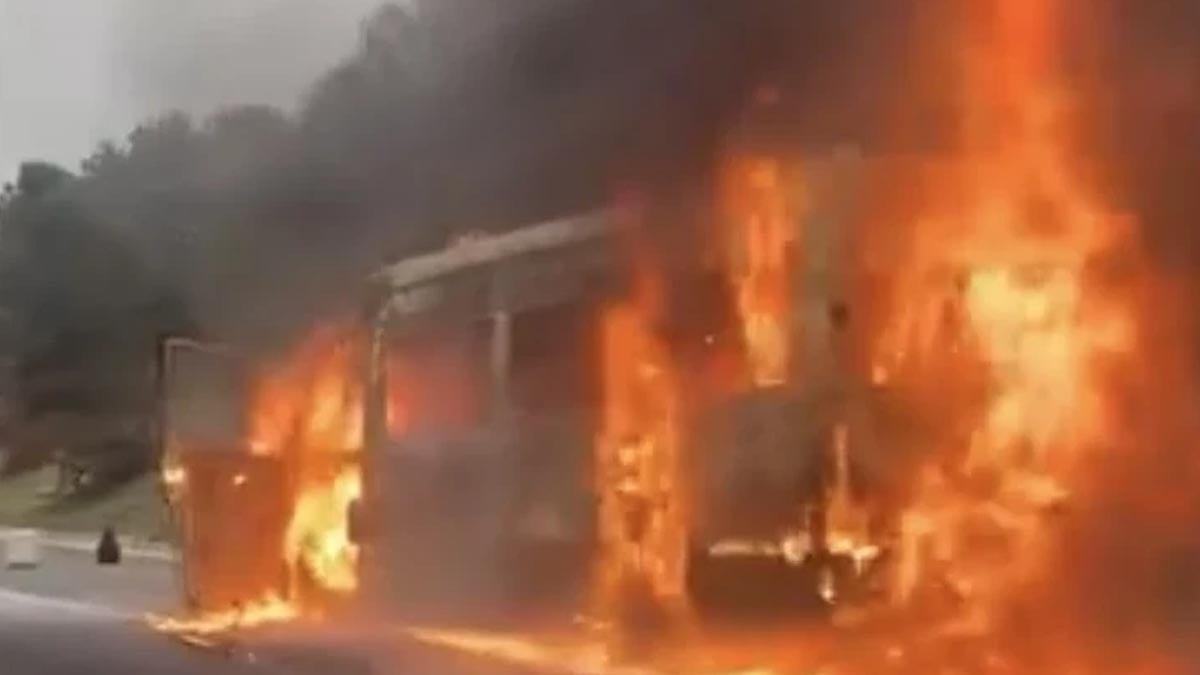 Osmaniye’de can pazarı! İşçi servisi otoyolda alev alev yandı