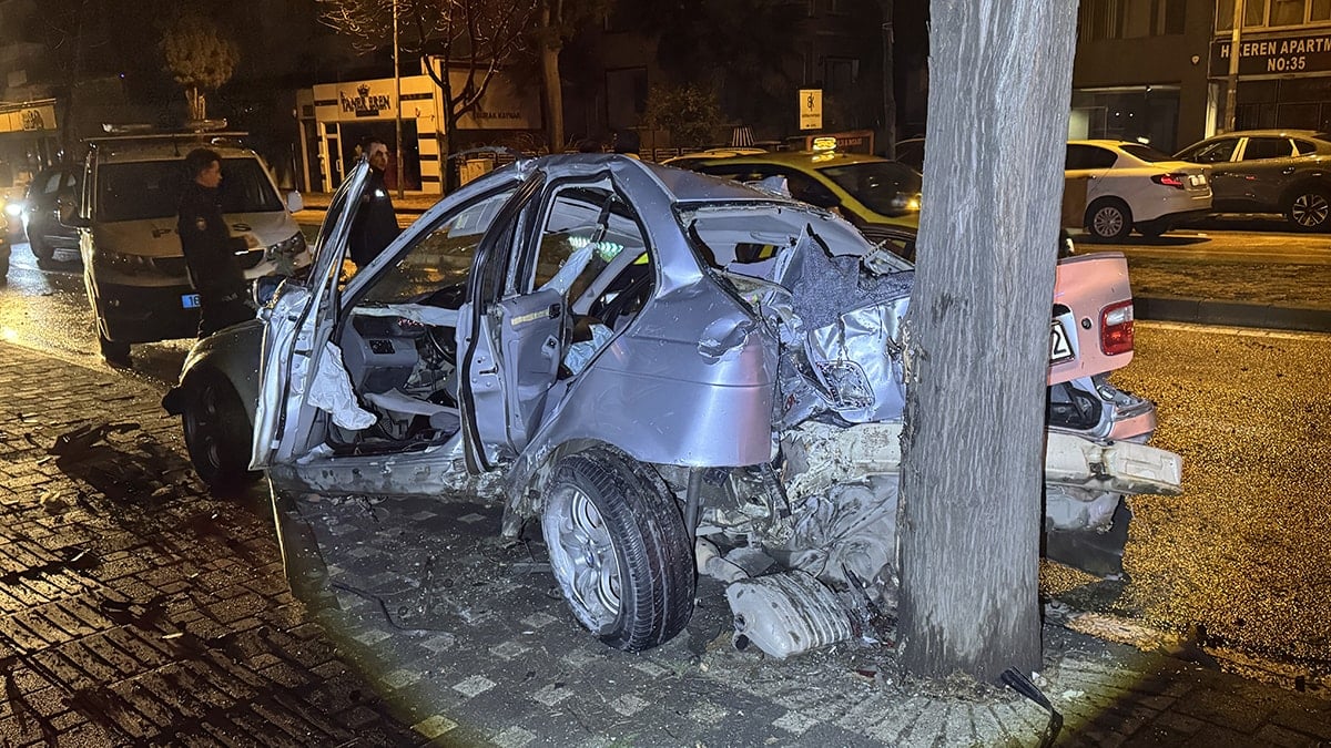 Bursa'da kontrolden çıkan araç ağaca çarptı: 2 kişi ağır yaralı