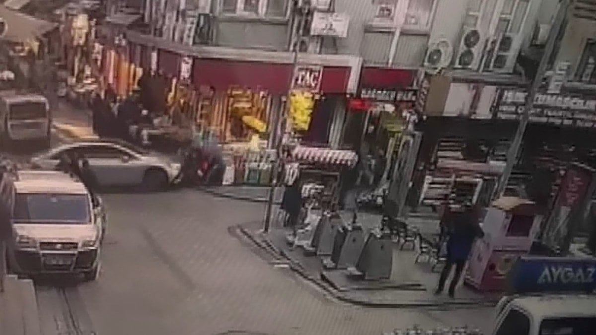 Eminönü'nde araç yayaların arasına daldı