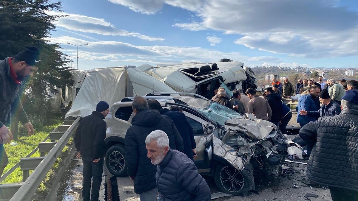 Samsun'da 4 aracın karıştığı kazada 1 ölü, 3 yaralı var