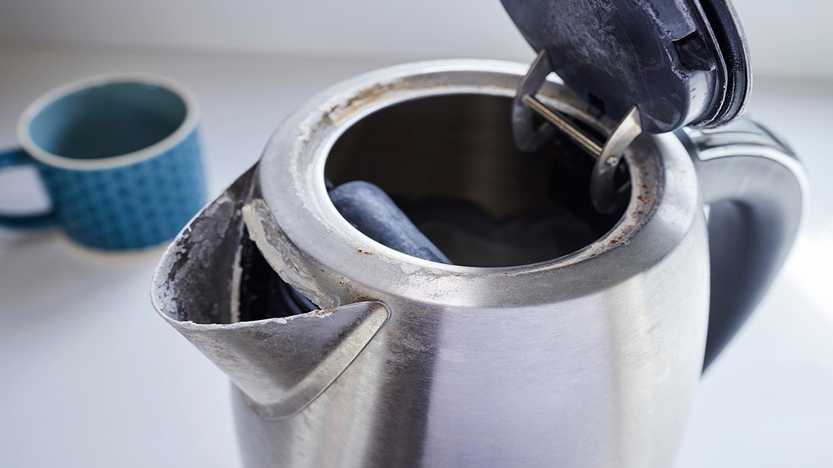 Sirke veya karbonat değil: Su ısıtıcısındaki kireci saniyeler içinde kar gibi eritiyor