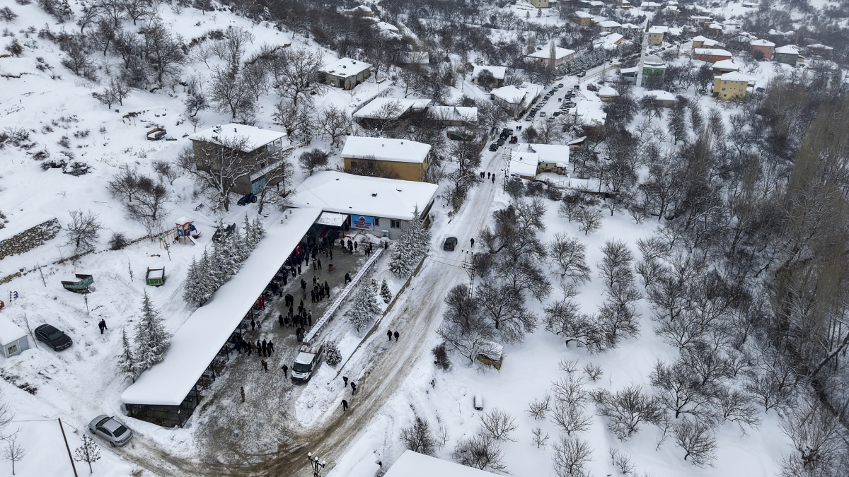 Bu köyde asırlardır kışın süren bir gelenek var
