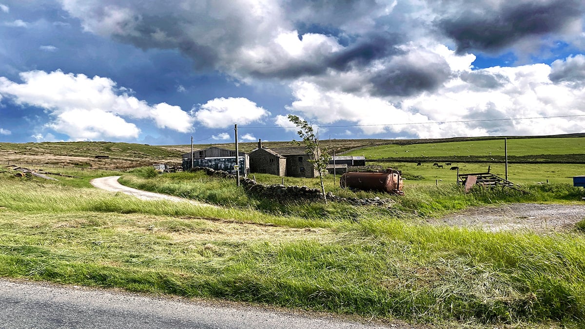 Bu köye girmek isteyen arabasını terk ediyor