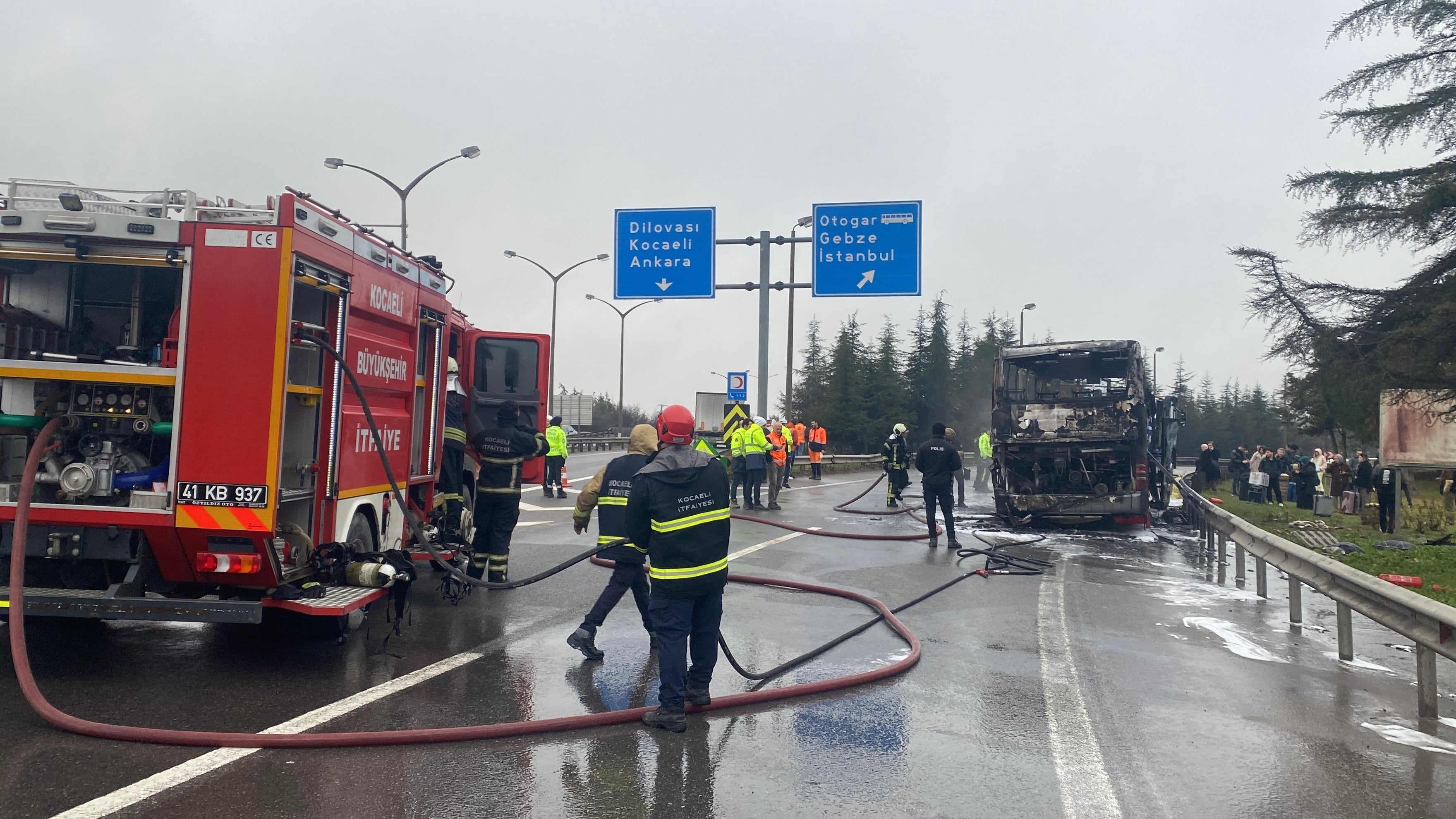 Gebze’de yolcu otobüsü alev alev yandı: Yolcular son anda tahliye edildi