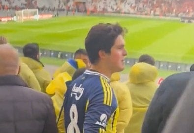 Ali Koç’un oğlu derbiye bakın hangi formayla geldi