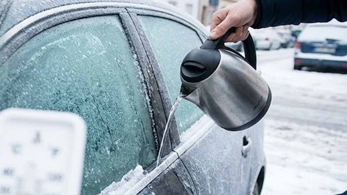 Kilidi donmuş araç kapısını hasarsız açmanın 'tek' yolunu Alman Otomobil Kulübü açıkladı