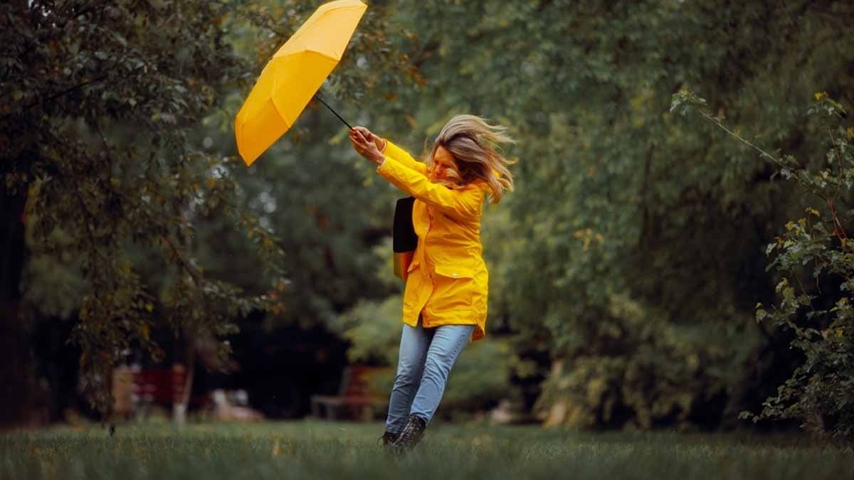 Dünyanın en rüzgârlı noktası: 300 km hızla esen fırtınada kapılar zincirle bağlanıyor