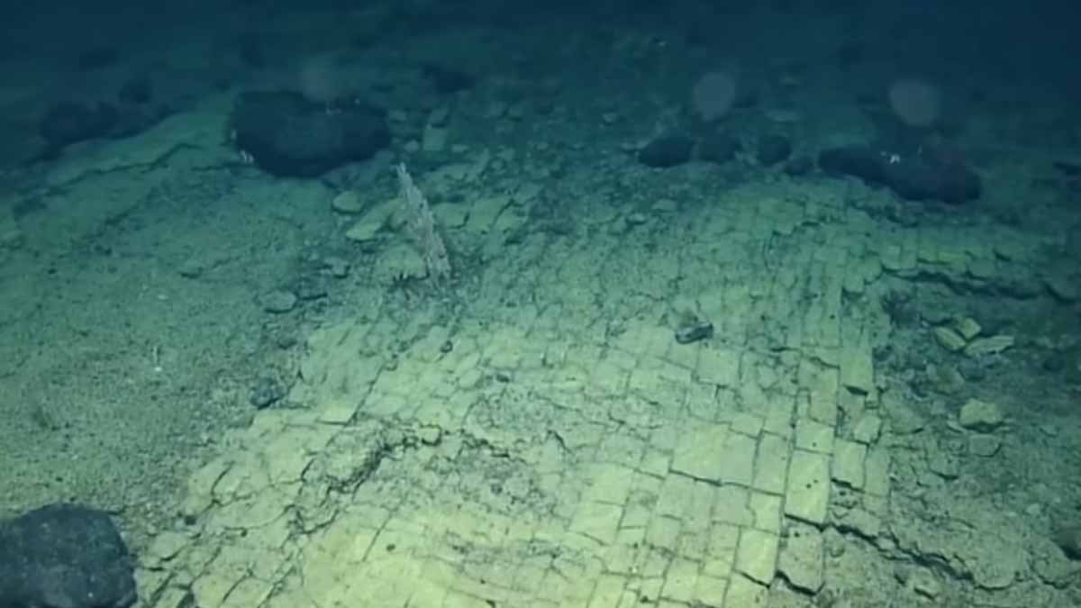 Okyanusun dibinde sarı tuğlalı yol keşfedildi