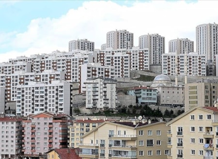 Konut üretiminde 9 yıllık rekorTürkiye'de 2026'nın ilk çeyreğinde yapı ruhsatı verilen daire sayısı geçen yılın aynı dönemine göre yüzde 37 yükselerek 232 bin 252'ye ulaştı. Son 9 yılın en yüksek ocak-mart verisi olarak kayıtlara geçen artışta, kentsel dönüşüm projeleri, konut arzı ihtiyacı ve maliy