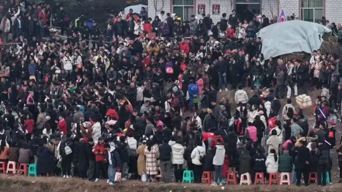 Bir genç kızın çağrısıyla herkes köye akın etti: Binler geldi, yollar kilitlendi