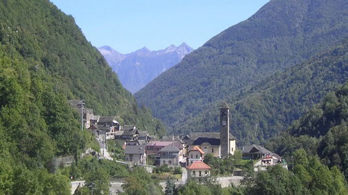 84 gün boyunca karanlıkta kalan köy, güneş satın aldı