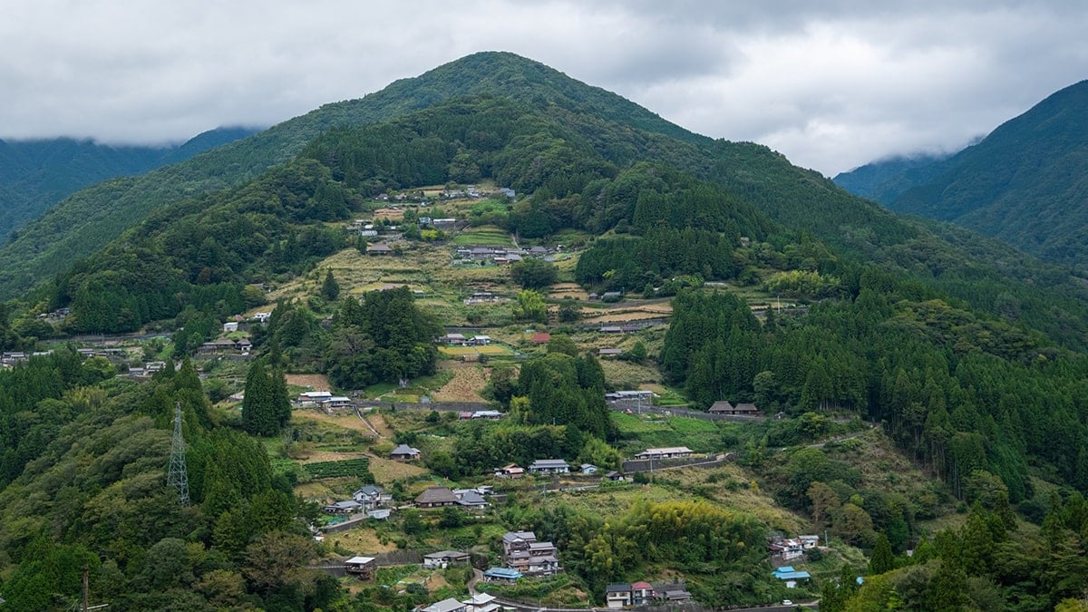 Burada 27 kişi yaşıyor ama resmi kayıtlarda 400 kişi var